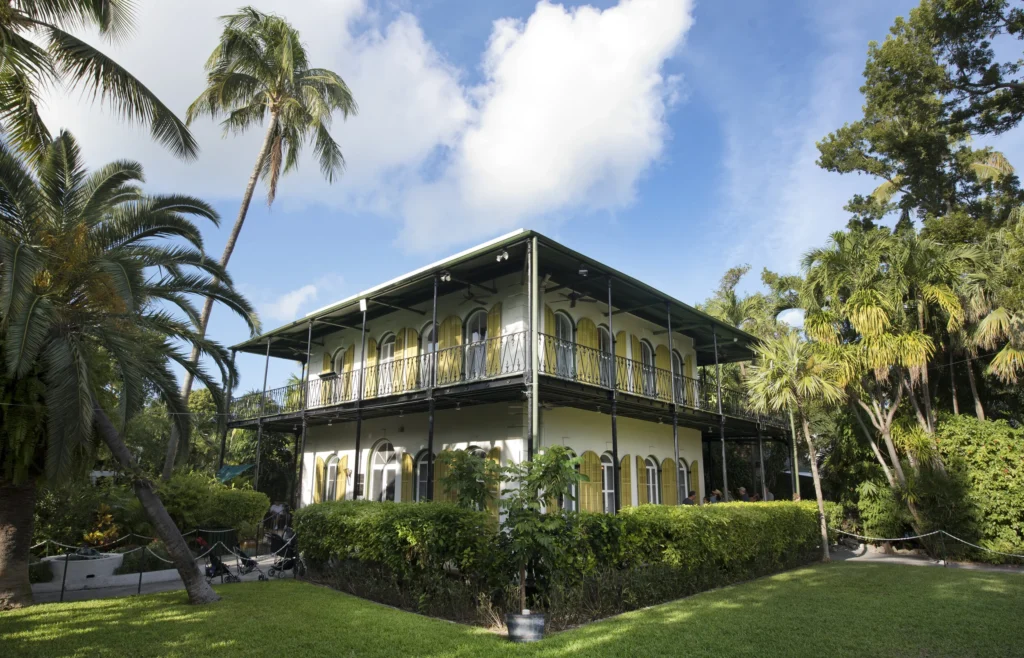 Guia para visitar Key West (Cayo Hueso) Florida en 2026 hemingway+house+side+yard+grass roboneal 3355